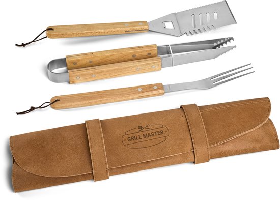 Een 4-delige BBQ-set met houten handvatten, inclusief spatel, tang, mes en vork, op een zwarte achtergrond. De set is opgerold in een bruine leren etui met "Grill Master" logo.
