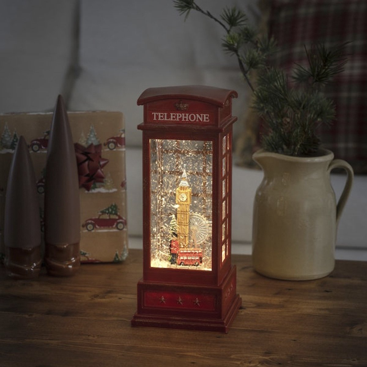 Kerstlantaarn voor binnen – telefooncel met Londen skyline - Warm wit – 25cm - Sneeuwlantaarn - Kerstverlichting op batterijen & USB incl. Timer – foto 3
