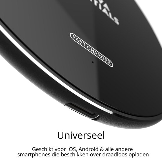 Close-up van de zwarte draadloze oplader met tekst 'FAST CHARGER'. Toont een klein detail op de zijkant.