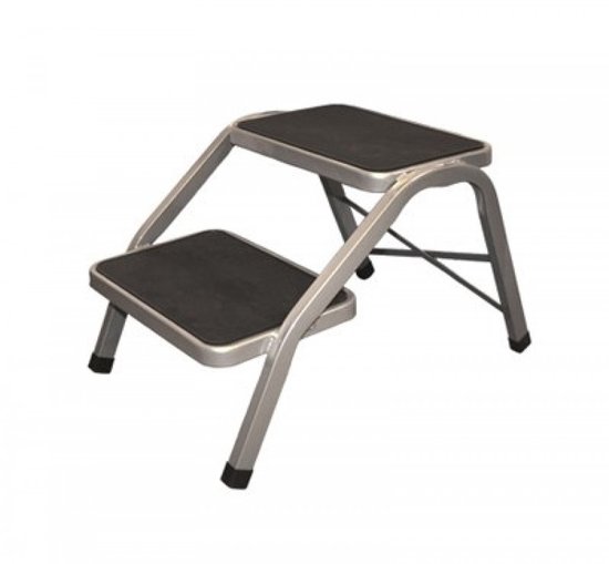 Dubbele opstap met twee treden, zilverkleurig metaal met zwarte anti-slip treden.