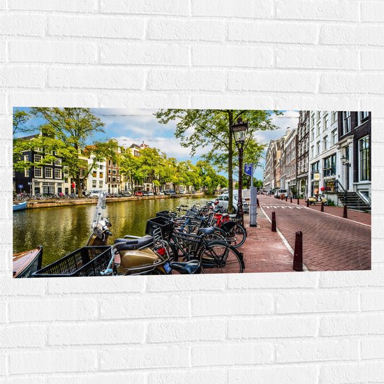 Muursticker - Rij Fiets Geparkeerd langs de Gracht in Amsterdam - 100x50 cm Foto op Muursticker