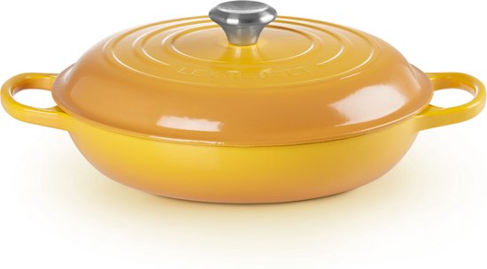 Le Creuset Braadpan Signature Campagnard Nectar – Ø 30 cm / 3,5 Liter – Brede, Lage Stoofpan – In Honinggele Nectar Tint – Ideaal voor Risotto, Groenten of Roerbak – Geschikt voor Inductie, Oven, BBQ – Authentiek Frans Design