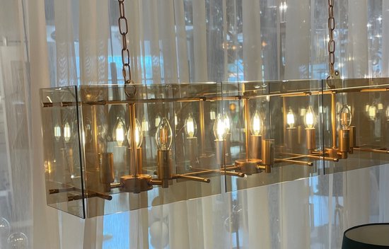 Hanglamp van gebogen rookglas met bronzen metalen frame en 9 lichtpunten.