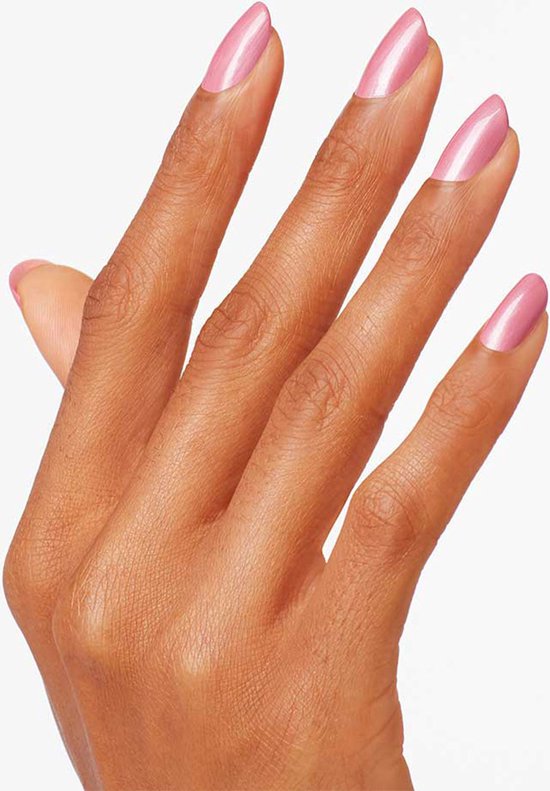 Hand met nagels gelakt in een glinsterende, roze tint.