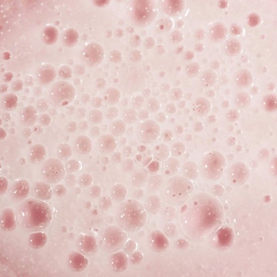 Roze, schuimend product met veel bubbels.