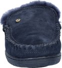 Donkerblauwe suède instapper met blauwe bontrand en mocassin-stiksels.