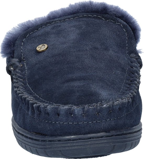 Donkerblauwe suède instapper met blauwe bontrand en mocassin-stiksels.