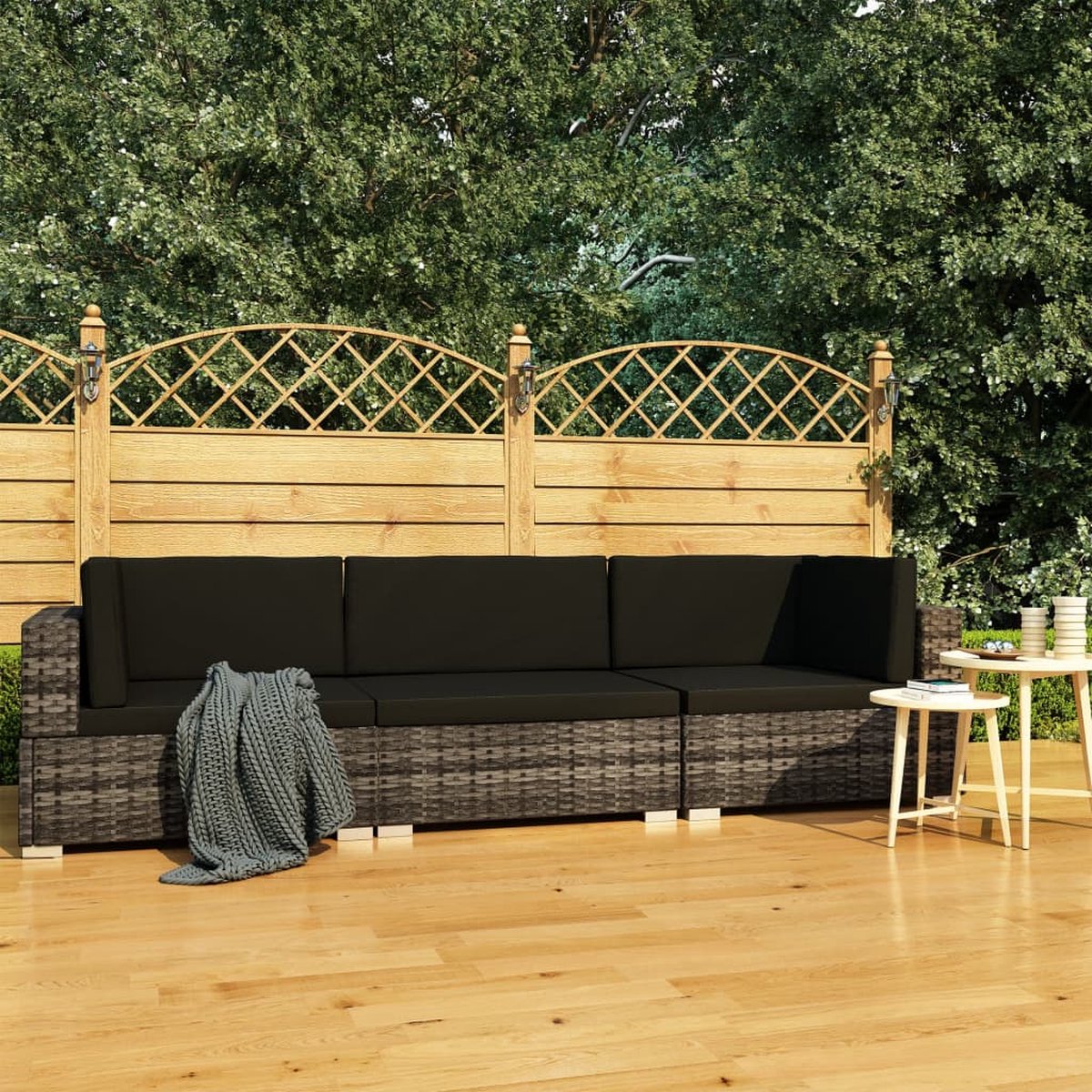 Grijze poly rattan loungeset met kussens voor buiten - The Living Store.