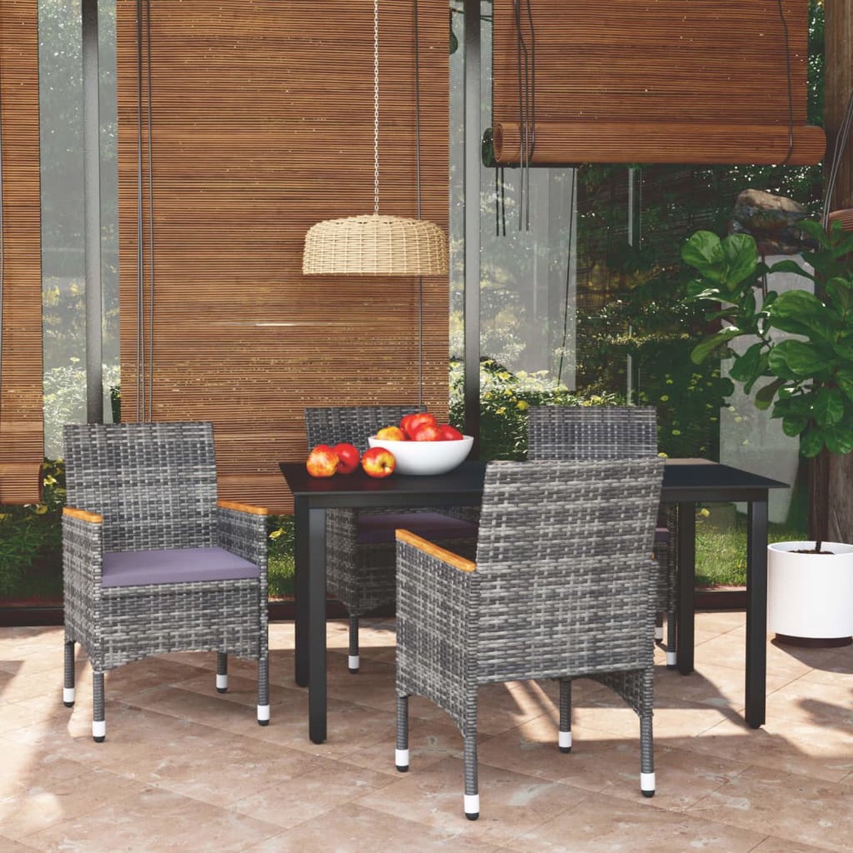 Grijze poly rattan tuinstoel met kussens en acaciahouten tafel.