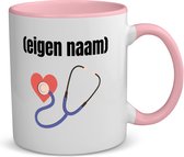 Akyol - dokter slethoscoop met eigen naam koffiemok - theemok - roze - Dokter - iemand die dokter is - ziekenhuis - hart - verjaardag - cadeau - kado - 350 ML inhoud