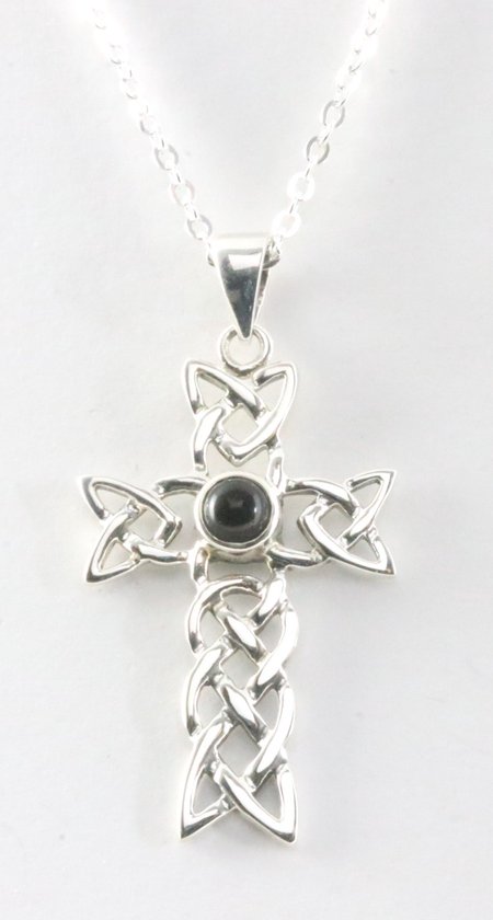Opengewerkte zilveren kruishanger met onyx aan ketting
