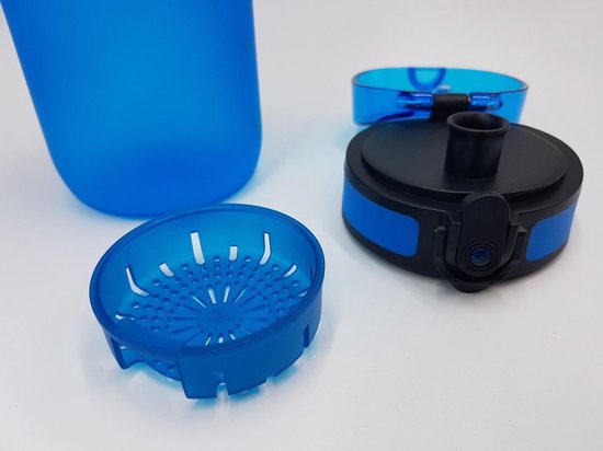 Onderdelen van een blauwe King Mungo drinkfles: de fles zelf, de deksel met drinktuit en een blauw filtermandje.