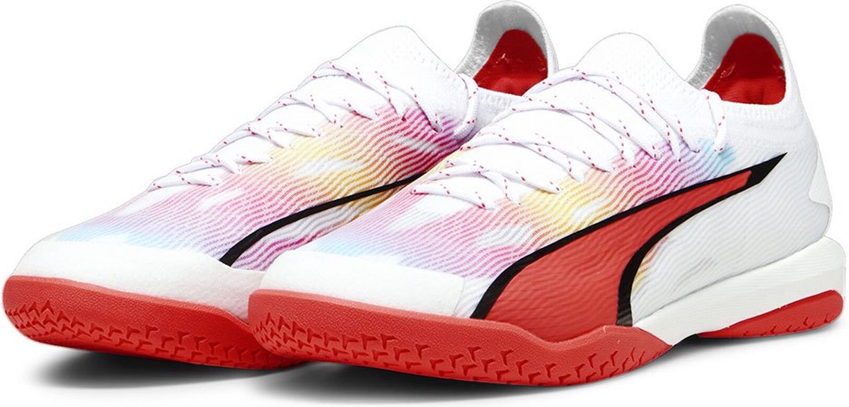 PUMA Ultra Ultimate Court Schoenen in wit met rode accenten, ontworpen voor zaalvoetbal, EU 41.