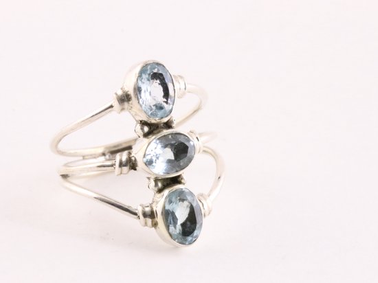 Opengewerkte zilveren ring met 3 blauwe topaas stenen - maat 19.5