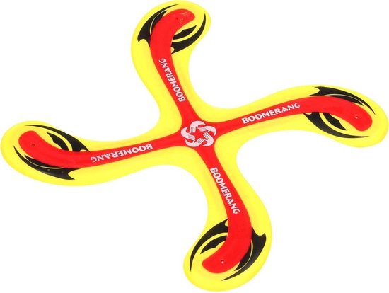 Een gele boomerang met rode en zwarte accenten. BOOMERANG staat in witte letters op de armen.
