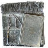 Geschenkset grijs met een luxe velvet gebedskleed, parel tasbih en Nederlands vertaalde Koran Kerim