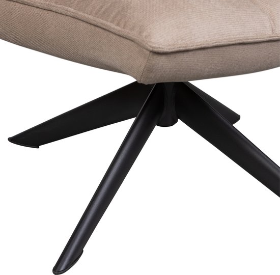 Close-up van een zandkleurige fauteuil met een zwart stervoetonderstel.