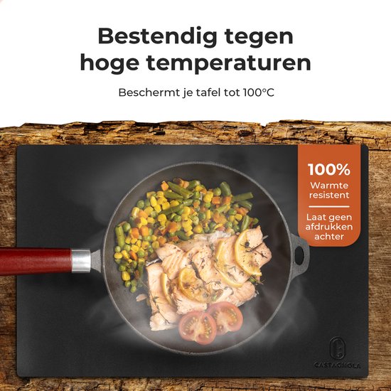 Set de table noir avec une poêle de saumon et légumes, résistant aux hautes températures.