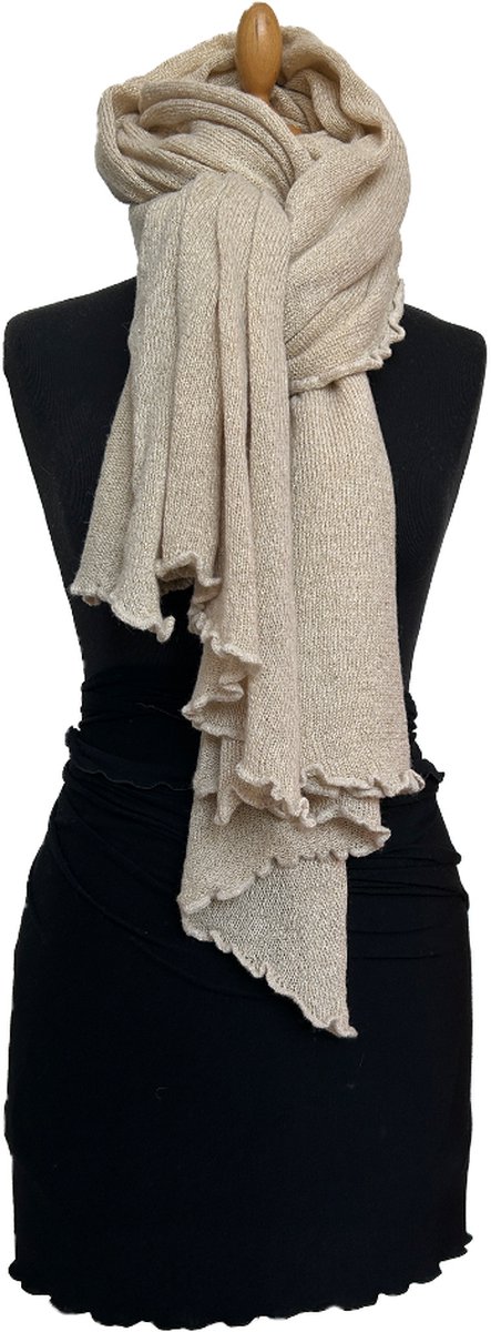 HIGHFIELD SHAWL GEBREID MET RUFFLE RONDOM, KLEUR OFFWHITE MET GOUDEN LUREX, 80 x 190CM