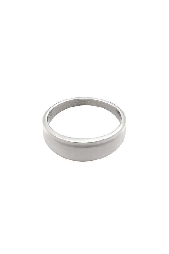Een zilverkleurige bandring met een gladde afwerking.