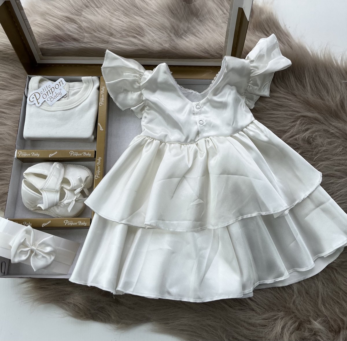 luxe feestjurk-bruidsjurk-Baby jurk-doopjurk -dooppakje-onderhemd-haarband-schoentjes- pasgeboren-new born-geschenkset -geschenkdoos-kraamcadeau-fotoshoot newborn-doopsel-4 delige set-ivoorkleur-wit-maat 56/62(0 tem 4 maanden) – foto 3