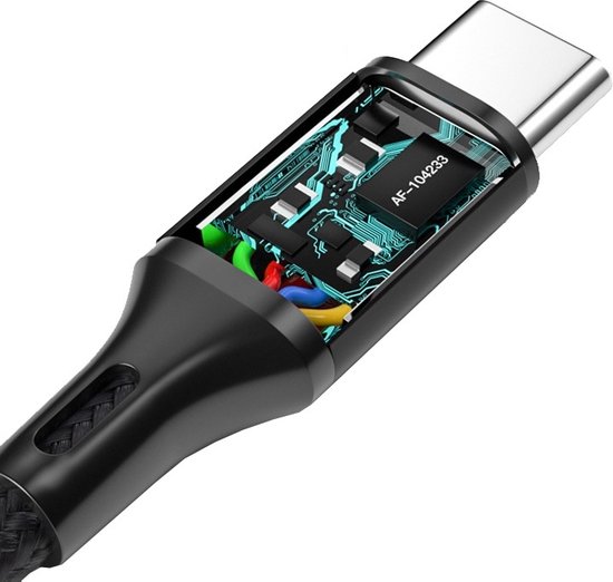 Zwarte USB-C kabel met doorgesneden uiteinde, waar de circuitprintplaat en interne bedrading zichtbaar zijn. Tekst AF-104233 op chip.