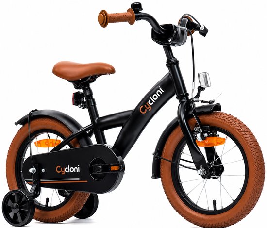 Zwarte kinderfiets met bruine zadel, handvatten en velgen, met zijwieltjes.