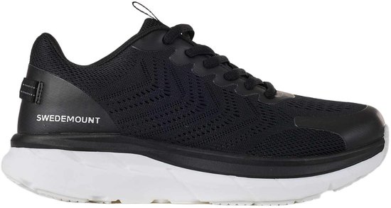 Zwarte lage dames sneaker met witte zool en veters, merknaam 'SWEDEMOUNT' op de zijkant.