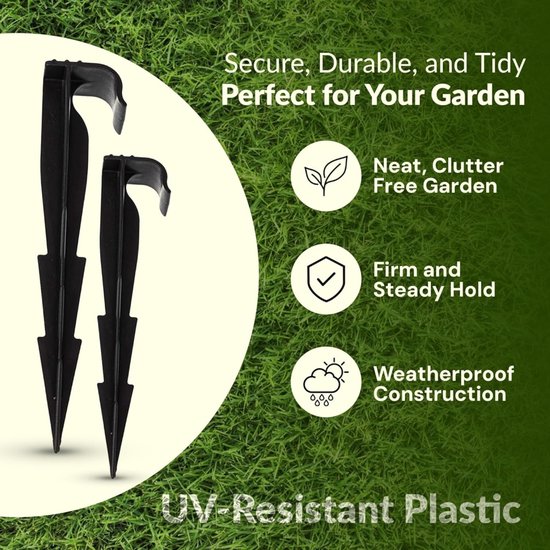 Twee zwarte grondpennen naast gras, met tekst die voordelen als "Neat, clutter free garden" en "Firm and steady hold" benadrukt.