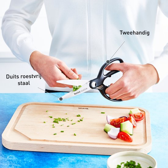 Zwarte keukenschaar van Duits roestvrij staal, tweehands, snijdt bieslook fijn.