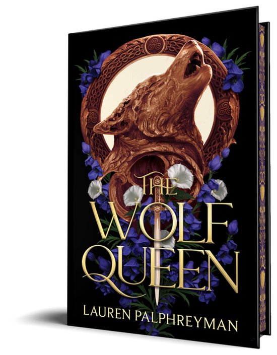Boek kaft met gouden letters 'The Wolf Queen' en een bruine wolfenkop boven een zwaard, omringd door paarse bloemen en groen.