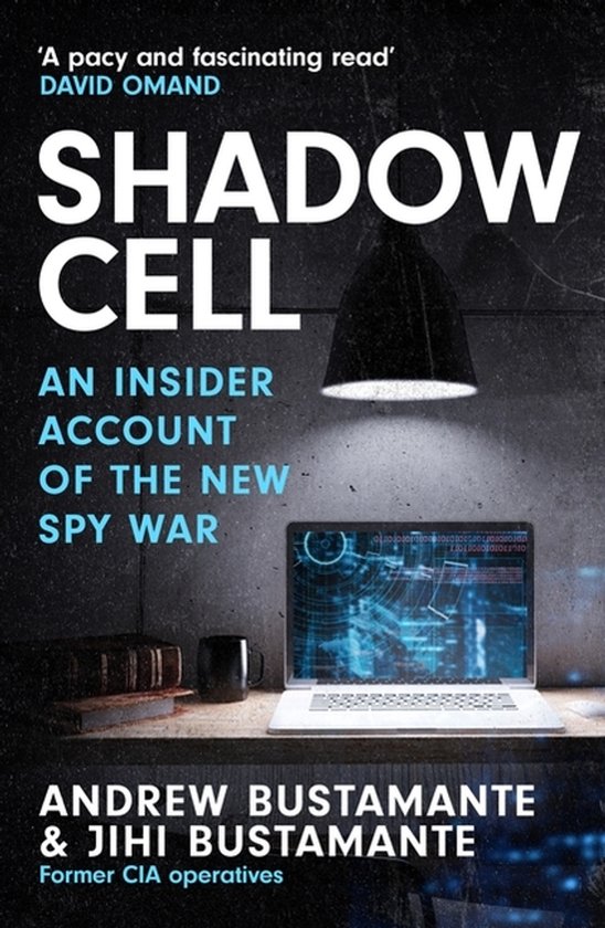 Boek kaft van 'Shadow Cell: An Insider Account of the New Spy War' door Andrew & Jihi Bustamante. Een laptop met een scherm met code staat op een bureau naast een stapel boeken.