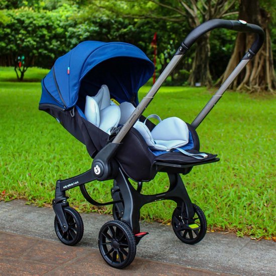 Blauwe kinderwagen met zwarte zitting en grijze accenten. Inclusief babyzitje met lichte kussens.