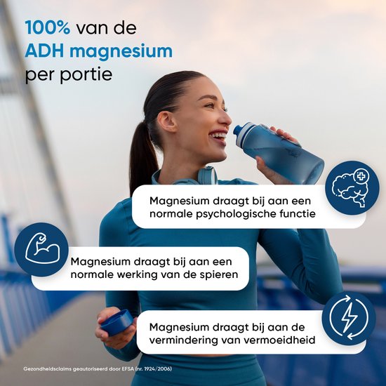 Vrouw drinkt water, met tekst over magnesium voor spieren, vermoeidheid en psychologie.