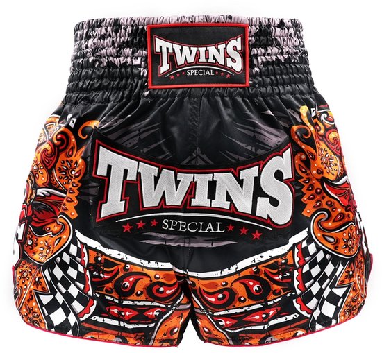 Zwarte Muay Thai shorts met oranje en rode Barong-drakenprint, witte TWINS SPECIAL-logo's en schaakbordpatroon.