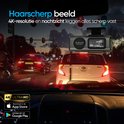 Grijze dashcam legt nachtelijke autorit vast met 4K resolutie en nachtzicht.