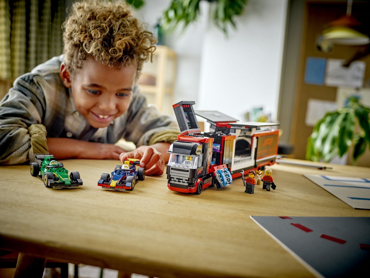 LEGO City F1 truck met RB20 en AMR24 F1® auto's speelset - 60445 — afbeelding 19