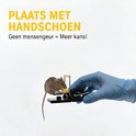 Een hand met een blauwe handschoen die een muizenval met een muis en kaas vasthoudt. Tekst: Plaats met handschoen. Geen mensengeur = Meer kans!