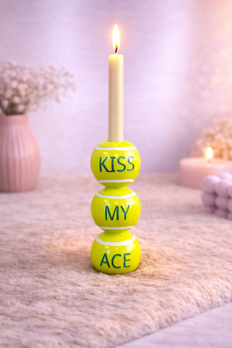 Kaarshouder ‘Kiss My Ace’ – Speels, uniek & een echte eyecatcher | Viva Femme | Kaarsen | Kandelaar | Decoratie | Cadeau | Wonen | Tennis | Moederdag
