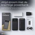 Zwarte Zybra powerbank met digitaal display, opgeladen. Inclusief USB-kabel, oplader en handleiding.