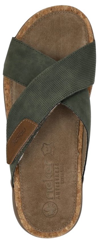 Groene slipper met gekruiste banden van suède en textiel, met kurken zool.
