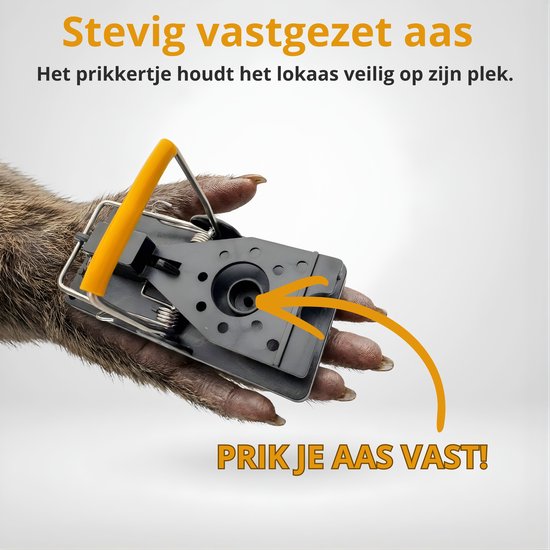Mannelijke handen met klauwen plaatsen aas in een zwarte muizenval met gele hendel.