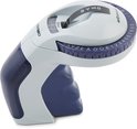 Dymo Omega labelmaker in de hand, met de draaischijf in de buurt van de letters en cijfers.