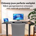 Zwart bureau met computer, laptop, toetsenbord, muis en plant. Grijze bureaustoel ervoor.