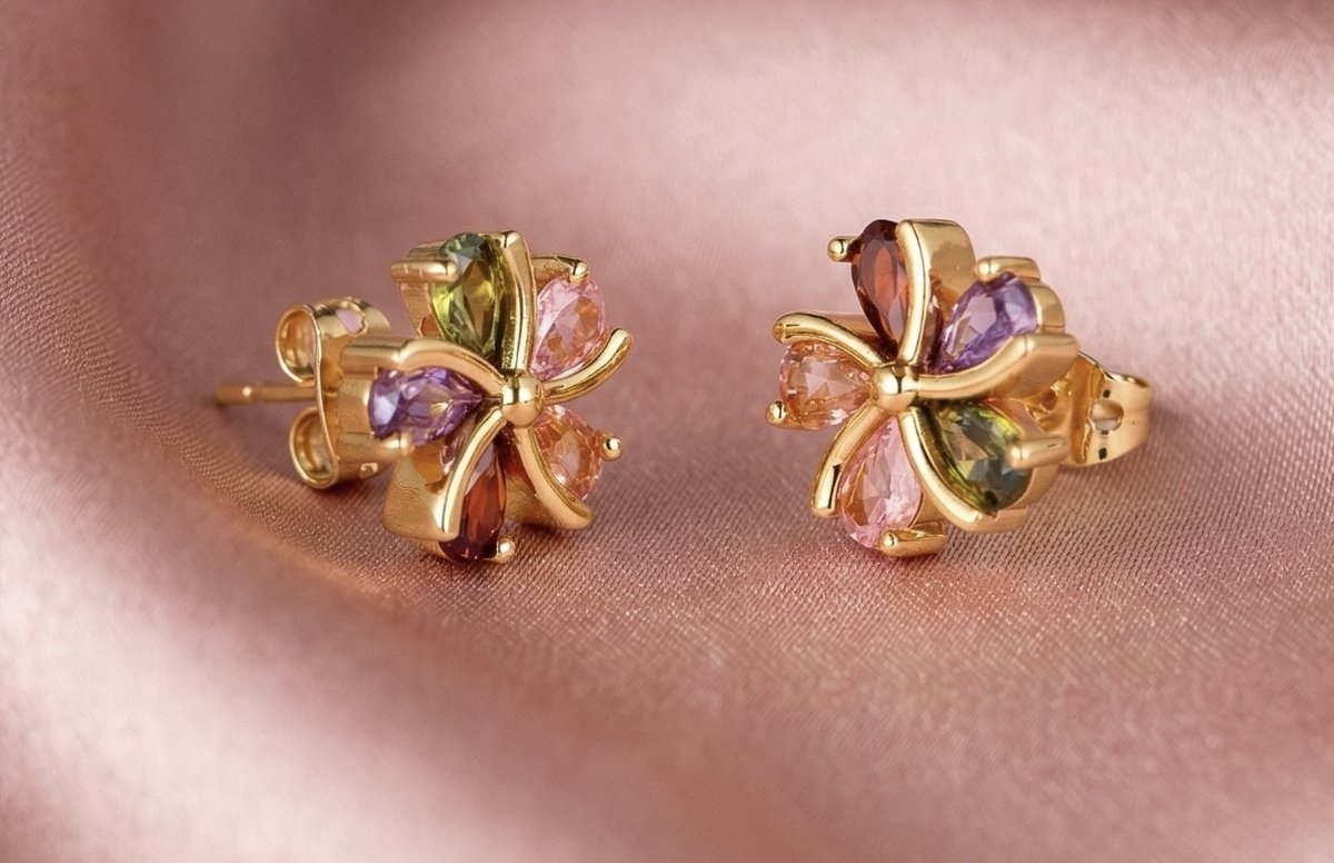 VIBE - Kleurige bloem - gouden oorbellen - trendy - past bij elke outfit - 1.1 cm - Vibe - geschenk - oorbellen