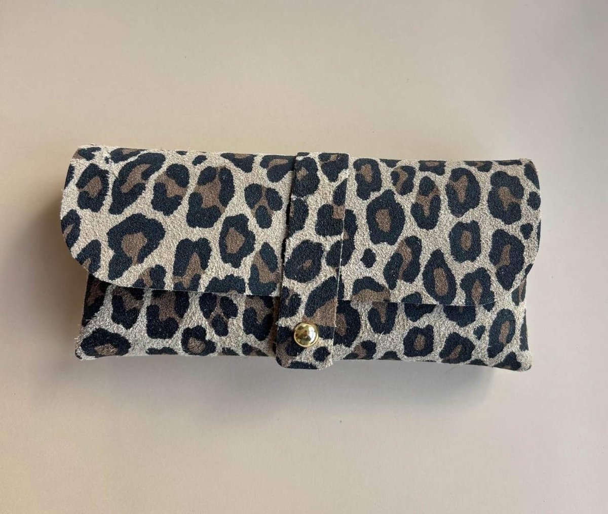 Zonnebrilhoes Suède panterprint Mat - Echt leer 100% - 16 x 8 cm - Accessoire - Zonnebril - Modern - Trendy - Trendsetter Wauw - Fashion Trending Handig Gadget - Sunglasses Wallet - Zon - Lente Zomer - Accessoires - Dames - Heren - Kinderen - Vrouw