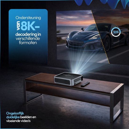 Beamer projecteert een auto op een scherm, met 8K-ondersteuning tekst. Zwarte beamer op houten meubel.