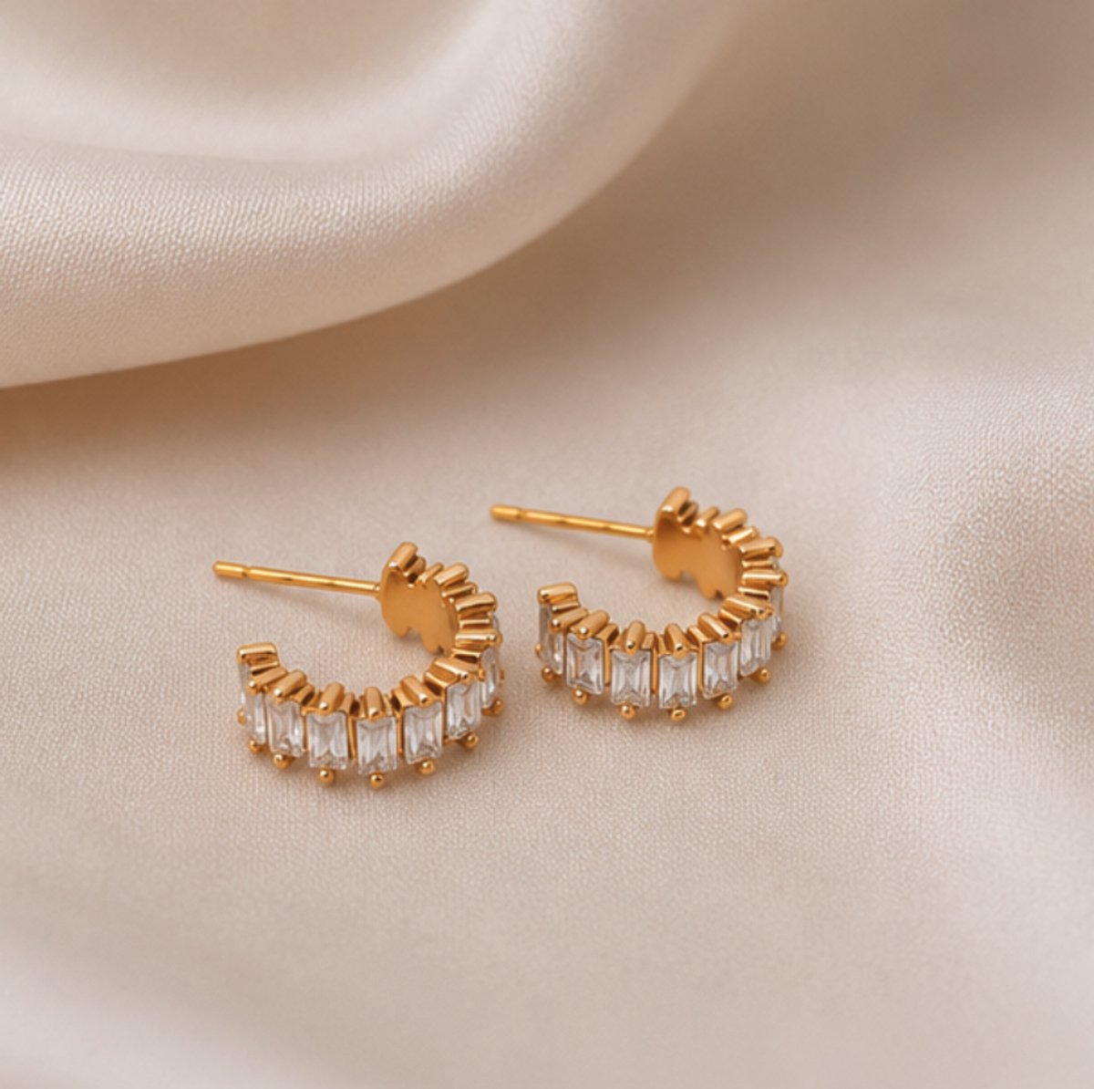 Rivello – Oorbellen Dames Goud Hoepel Baguette Zirkonia – Verguld Roestvrij Staal – Nikkelvrij – Cadeau Voor Haar