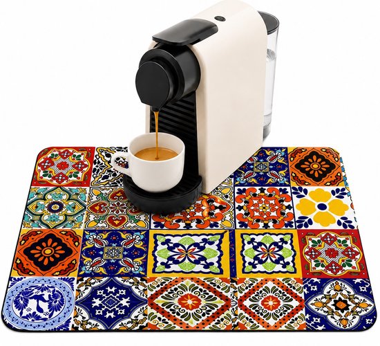Koffiezetapparaat op een absorberende mat met kleurrijke retro tegelprint.