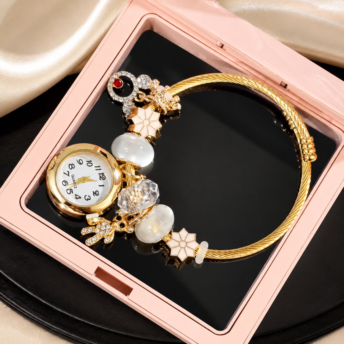 Selevie Bedelarmband met Horloge – Goudkleurig met Witte Kralen, Bloemen, Strass Details en Luxe Bedels